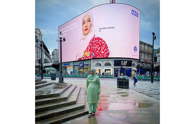 যুক্তরাজ্যের সাটারস্টক.কম প্রকাশিত একটি ছবিতে দেখা যায় দেশটির রাজধানী লন্ডনের বিখ্যাত পিকাডেলি সার্কাসের সামনে তাকে নিয়ে টানানো এক বিলবোর্ডের সামনে দাঁড়িয়ে আছেন ডা. ফারজানা হোসেইন।