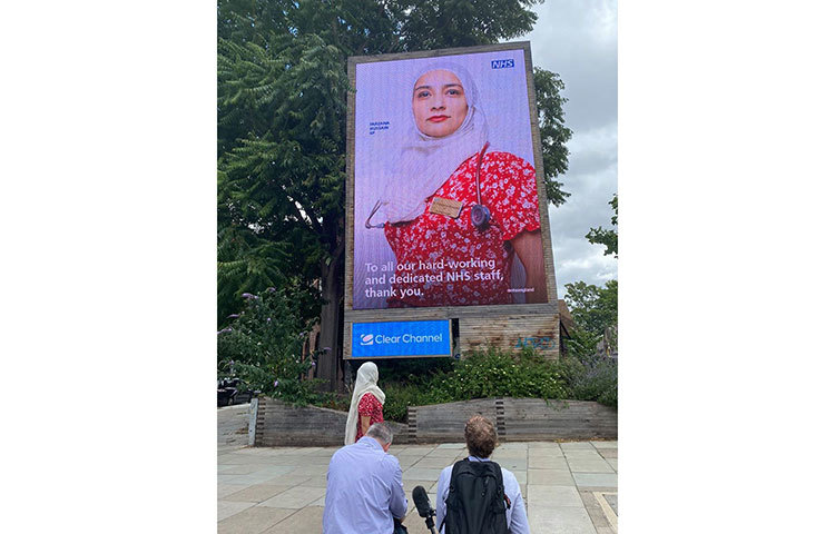 ডা. ফারজানা হোসাইনের বাবা ১৯৭০ সালে এদেশ থেকে সেখানে পাড়ি জমান। করোনাভাইরাস পরিস্থিতি মোকাবিলায় সামনের কাতারে থেকে কাজ করেছেন তিনি। গত কয়েকমাস ধরে অনলাইনে স্বাস্থ্যসেবা দেওয়ার পাশাপাশি তিনি টিকা দেওয়ার ক্লিনিকগুলোতে ঘুরে ঘুরে স্বাস্থ্যসেবা দিয়েছেন।