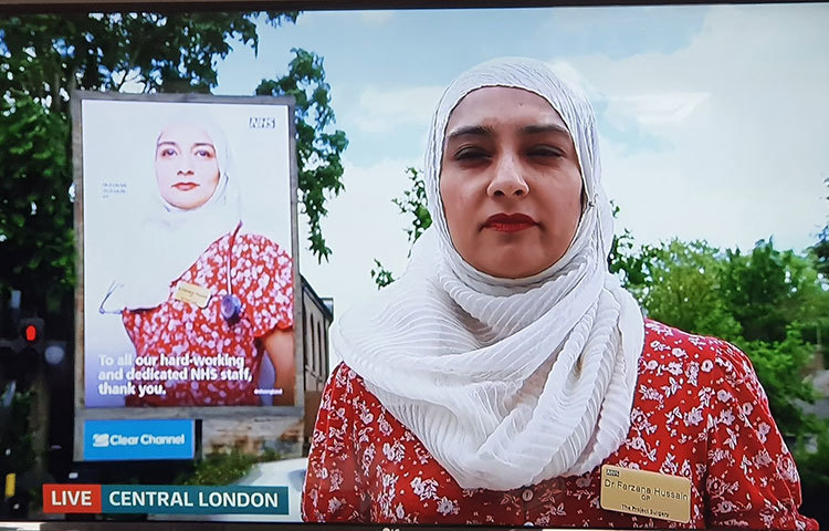 রবিবার এনএইসএস-এর বর্ষপূর্তি অনুষ্ঠান। একে সামনে রেখেই নিজেদের ১২ জন স্বাস্থ্যকর্মীকে নিয়ে বিলবোর্ড বানিয়েছে ইংল্যান্ডের স্বাস্থ্যবিভাগ। কঠোর পরিশ্রম ও নিষ্ঠার সঙ্গে দায়িত্ব পালনের স্বীকৃতিস্বরূপ সেখানে অন্যদের সঙ্গে স্থান করে নিয়েছেন ফারজানা।