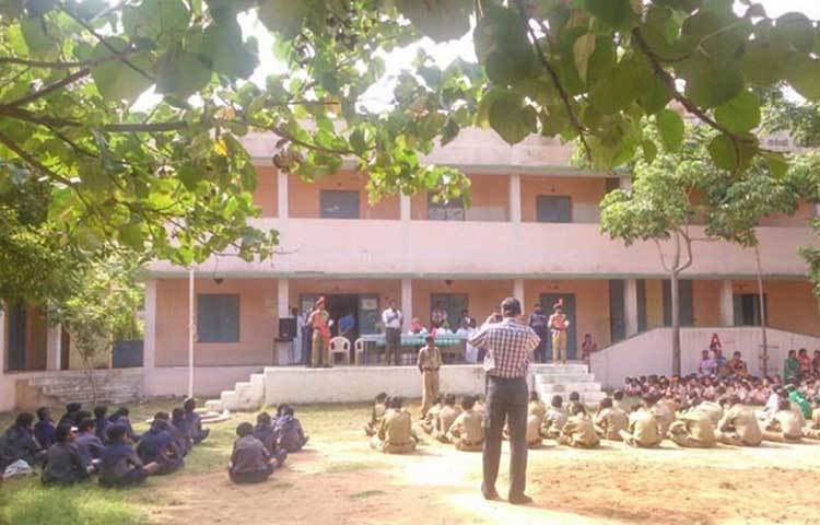 খুব বেশি দূর পড়াশোনা করেননি তিনি। সইদাপেট-এর মডেল হায়ার সেকেন্ডারি স্কুল থেকে পাশ করার পর তিনি একটি রুরাল ইনফরমেশন এডুকেশন সেন্টারে ভর্তি হন। সেখানে দুবছর প্রশিক্ষণ নেন।