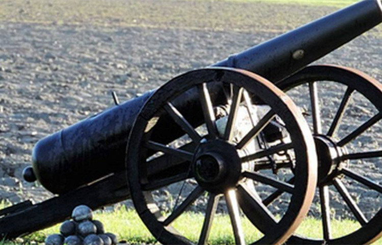 তবে ফ্রাঙ্কের সবচেয়ে জনপ্রিয় অনুষ্ঠান ছিল কামান নিয়ে। একটি কামানের সামনে খালি গায়ে দাঁড়িয়েছিলেন তিনি। কামানের মুখের কাছে তার পেট ছিল। যাতে কামান থেকে গোলা বেরিয়ে সরাসরি পেটেই আঘাত করতে পারে। ছবি: সংগৃহীত