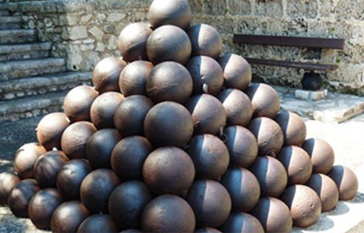 একটি বড় আকারের লোহার বল কামানের ভিতরে ঢুকিয়ে দেওয়া হয়। তারপর কামান চালিয়ে ওই লোহার গোলা ছোড়া হয়। মুহূর্তের মধ্যে গোলাটি ফ্রাঙ্কের পেটে ধাক্কা মারে। পিছনে ছিটকে পড়ে যান ফ্রাঙ্ক। আর তারপরই উঠে দাঁড়িয়ে হাত তুলে দর্শকদের বুঝিয়ে দেন তিনি ঠিক আছেন। ছবি: সংগৃহীত