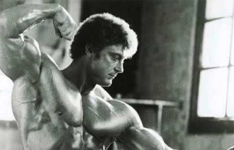 জন্ম থেকেই এই গুণ নিয়ে পৃথিবীতে আসেননি তিনি। দিনের পর দিন সাধনা কঠোর পরিশ্রম এবং পেটের পেশীকে শক্ত করে তোলার অভ্যাস করে এমন হয়েছিলেন তিনি। ছবি: সংগৃহীত