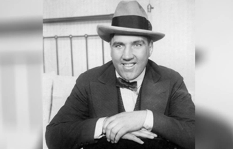 একটি শো-তে আমেরিকার বক্সার জেস উইলার্ডকে আমন্ত্রণ জানিয়ে ছিলেন ফ্রাঙ্ক। উইলার্ড একাধিক বার তার পেটে ঘুষি মারেন। পেটের পেশী শক্ত করে নিয়ে সেই সমস্ত আঘাতের বিরুদ্ধেই প্রতিরোধ গড়ে তোলেন তিনি। ছবি: সংগৃহীত