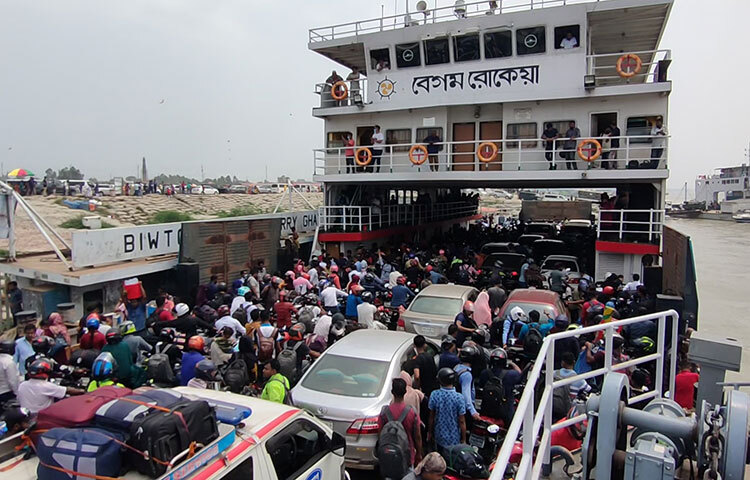 সরেজমিনে দেখা যায়, ফেরি কম থাকায় বিপুল সংখ্যক যানবাহন পারপারে বেশি সময় লাগছে। এতে ঘাটে ঘণ্টার পর ঘণ্টা অপেক্ষা করতে হচ্ছে যাত্রীদের। ছবি: আরাফাত রায়হান সাকিব