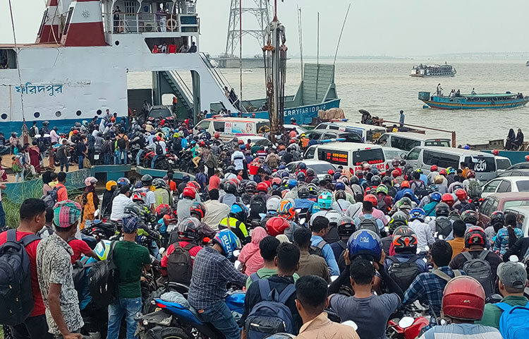 ঘাটের পার্কিং ইয়ার্ড থেকে পন্টুনের অভিমুখ পর্যন্ত যানবাহন সারি। স্পিডবোট ও লঞ্চঘাটে যাত্রীদের চাপ। ছবি: আরাফাত রায়হান সাকিব