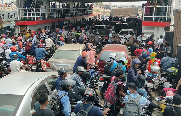 বিআইডাব্লিউটিএর শিমুলিয়া নদী বন্দরের নৌ নিরাপত্তা বিভাগের সহকারী পরিচালক শাহাদাত হোসেন জানান, এ রুটে আরও পাঁচটি লঞ্চ ও তিনটি স্পিডবোট বেড়েছে। ছবি: আরাফাত রায়হান সাকিব