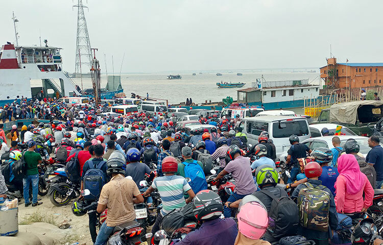 বিআইডা্ব্লিউটিসির পরিচালক (বাণিজ্য) আশিকুজ্জামান জানান, বৃহস্পতিবার পাঁচ হাজার গাড়ি পারাপার করেছি। ১০টি ফেরি দিয়ে যানবাহন পারাপার করা হচ্ছে। আমরাতো একসঙ্গে সবাইকে পার করতে পারবো না। ছবি: আরাফাত রায়হান সাকিব