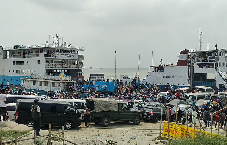 ফেরিতে বিভিন্ন যানবাহন মানুষ ফেরিতে ওঠার ব্যস্ততা। ছবি: আরাফাত রায়হান সাকিব