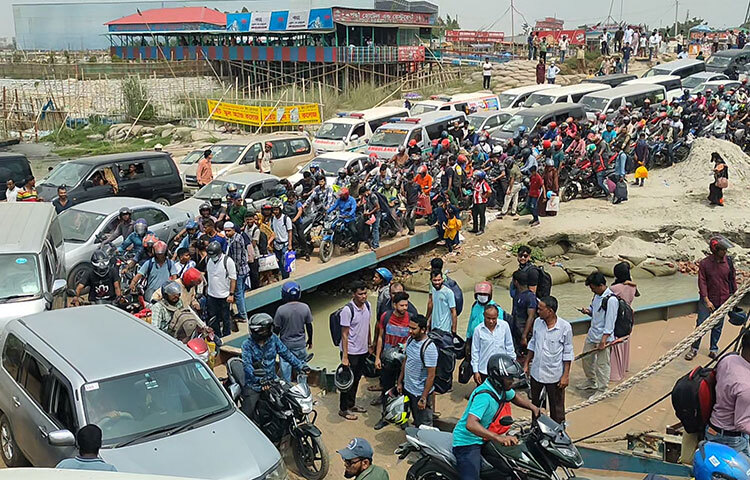 এ বছর বাড়ি ফেরার মিছিলে মটোর সাইকেলের বহর বেশি দেখা যাচ্ছে। ছবি: আরাফাত রায়হান সাকিব