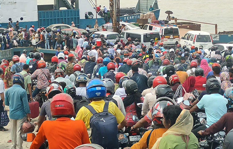 মানুষের কারণে যেন তিল ধারণের ঠাঁই নেই। ছবি: আরাফাত রায়হান সাকিব