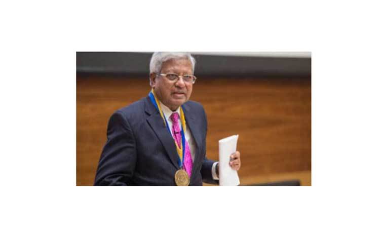 ১৯৫৬ সালে গ্লাসগো ইউনিভার্সিটি ছেড়ে লন্ডন চলে যান এবং সেখানে ভর্তি হন অ্যাকাউন্টিংয়ে। সেখানে কস্ট অ্যান্ড ম্যানেজমেন্ট অ্যাকাউন্টিংয়ের ওপর চার বছরের প্রফেশনাল কোর্সে পাস করেন ১৯৬২ সালে।