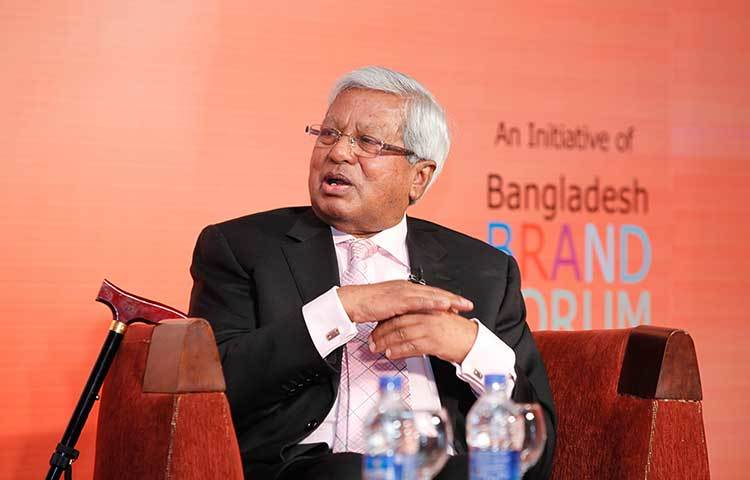 চার্টার্ড অ্যাকাউন্টিংয়ে পড়াকালীন ১৯৫৮ সালে ফজলে হাসান আবেদের মায়ের মৃত্যু হয়। পরবর্তীতে তিনি লন্ডনে চাকরিতে যোগদান করেন। কিছুদিন চাকরি করার পর চলে যান কানাডা। সেখানেও একটি চাকরিতে যোগ দেন। পরে চলে যান যুক্তরাষ্ট্রে।