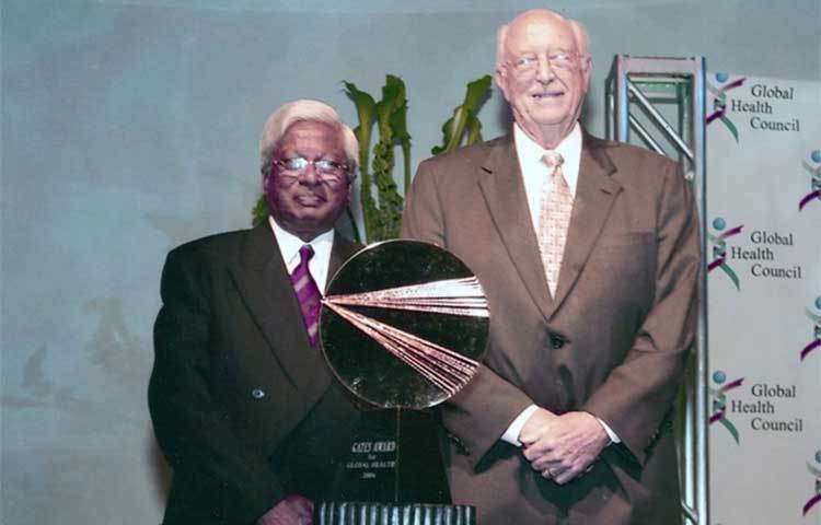 ১৯৬৮ সালে স্যার ফজলে হাসান আবেদ দেশে ফিরে আসেন। দেশে এসে তিনি শেল অয়েল কোম্পানির হেড অব ফাইন্যান্স পদে যোগদান করেন। এখানে চাকরির সময় সত্তরের প্রলয়ঙ্করী ঘূর্ণিঝড় হয়। ফজলে হাসান আবেদ উপদ্রুত এলাকা মনপুরায় গিয়ে ত্রাণকাজ পরিচালনা করেন। এর চারমাস পর শুরু হয় মুক্তিযুদ্ধ। মুক্তিযুদ্ধ শেষ হলে তিনি আর চাকরিতে ফিরে যাননি।