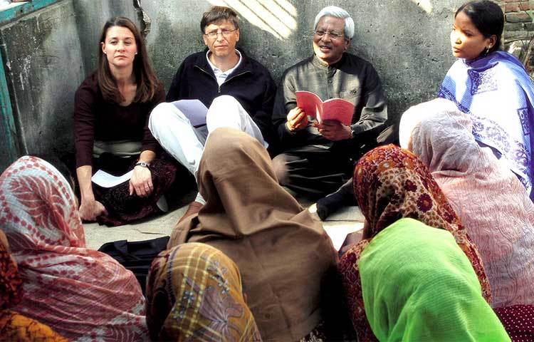 ১৯৭৩ সালে সাময়িক ত্রাণকার্যক্রমের গণ্ডি পেরিয়ে ব্র্যাক যখন উন্নয়ন সংস্থা হিসেবে কাজ শুরু করে, তখন BRAC-এই শব্দ সংক্ষেপটির যে ব্যাখ্যা গ্রহণ করা হয়, তা হলো Bangladesh Rural Advancement Committee। বর্তমানে ব্যাখ্যামূলক কোনো শব্দসমষ্টির অপেক্ষা না রেখে এই সংস্থা শুধুই ‘ইজঅঈ’ নামে পরিচিত।