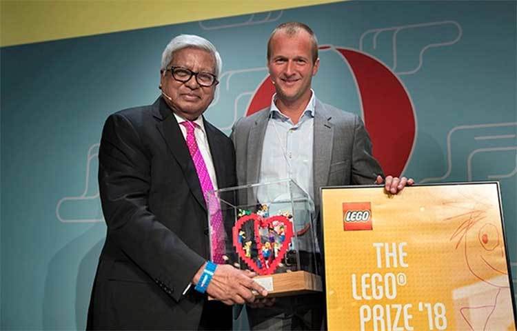 কবি বেগম সুফিয়া কামাল, অধ্যাপক আবদুর রাজ্জাক, কাজী ফজলুর রহমান, আকবর কবীর, ভিকারুল ইসলাম চৌধুরী, এস আর হোসেন এবং ফজলে হাসান আবেদ-এই সাতজনকে নিয়ে ১৯৭২ সালে ব্র্যাকের গভর্নিং বোর্ড গঠিত হয়। বোর্ড ফজলে হাসান আবেদকে প্রতিষ্ঠানের নির্বাহী পরিচালক হিসেবে দায়িত্ব অর্পণ করে। কবি বেগম সুফিয়া কামাল হন ব্র্যাকের প্রথম চেয়ারম্যান।