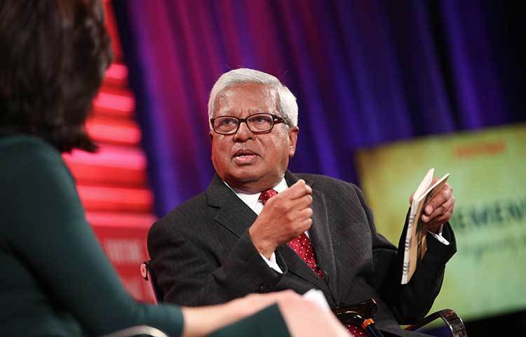 ফজলে হাসান আবেদের শিক্ষাজীবন শুরু হয় হবিগঞ্জে। হবিগঞ্জ সরকারি উচ্চ বিদ্যালয়ে তৃতীয় শ্রেণি থেকে ষষ্ঠ শ্রেণি পর্যন্ত লেখাপড়া করেন। পরবর্তীতে দেশভাগের ঠিক আগে তার বাবা পক্ষাঘাতে আক্রান্ত হয়ে হবিগঞ্জ থেকে গ্রামের বাড়ি বানিয়াচংয়ে চলে আসেন।