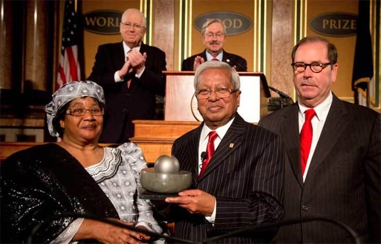 পরবর্তীতে তিনি চাচার চাকুরিস্থলে কুমিল্লা জেলা স্কুলে ভর্তি হন। সপ্তম থেকে অষ্টম শ্রেণি পর্যন্ত সেখানেই লেখাপড়া করেন। এরপর চাচা জেলা জজ হিসেবে পাবনায় বদলি হওয়ায় তিনিও চাচার সঙ্গে পাবনায় চলে যান এবং পাবনা জেলা স্কুলে ভর্তি হোন। সেখান থেকেই ১৯৫২ সালে ম্যাট্রিক পাস করেন।