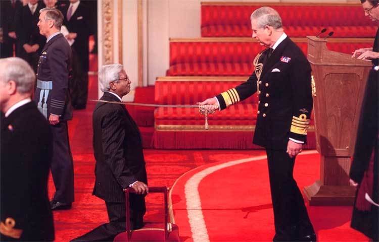 ১৯৫৬ সালের অক্টোবর মাসে স্কটল্যান্ডে গ্লাসগো ইউনিভার্সিটিতে নেভাল আর্কিটেকচারে ভর্তি হন।