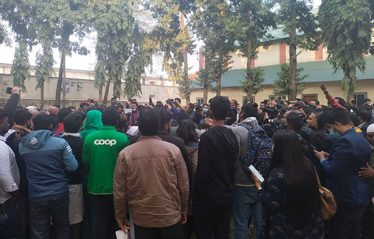 এদিকে মিটিং শুরুর দেড় ঘণ্টা আগে থেকেই এফডিসিতে উত্তেজনা দেখা যাচ্ছে। চলছে জায়েদ খানের বিপক্ষে বিক্ষোভ মিছিল। ছবি: লিমন আহমেদ