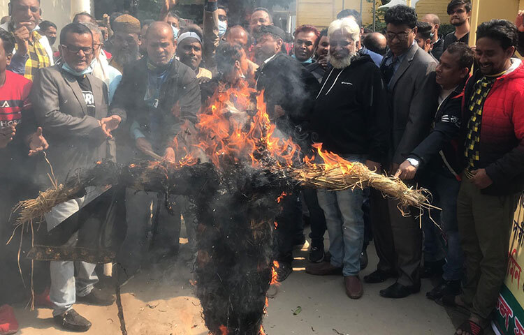 কুশপুতুল দাহ করা হচ্ছে। ছবি: রিফাত কবির