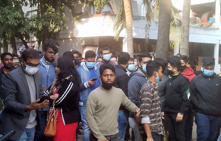 মিশা-জায়েদের আমলে ভোটাধিকার হারানো শিল্পীরা আজ বিকেল ৩টা থেকে এফডিসিতে অবস্থান নিয়েছেন। তারা দলবদ্ধ হয়ে, কেউ খালি গায়ে আল্পনা এঁকে তাদের অধিকার হরণ করায় জায়েদের বিচার দাবি করছেন। এসময় ‘বিচার চাই, বিচার চাই, জায়েদ খানের বিচার চাই’ দাবিতে ¯েøাগান দেন তারা। ছবি: লিমন আহমেদ