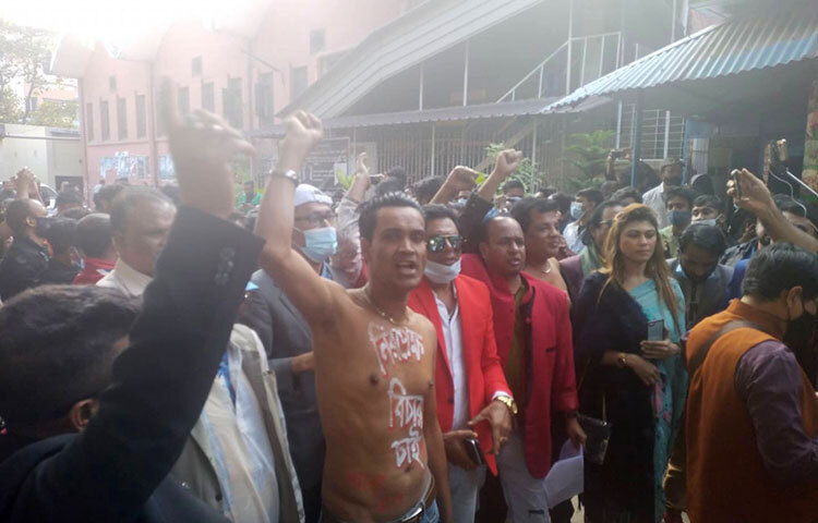 এ বিষয়ে নৃত্যশিল্পী রতন বলেন, ‘আমাদের সাথে অন্যায় করেছে জায়েদ। ২০ বছর ধরে এফডিসিতে আছি। প্রায় ১০০টি সিনেমায় কাজ করেছি। আমার মতো শিল্পীকেও সে বঞ্চিত করেছে। আমি ওর বিচার চাই। ওকে আমি অভিশাপ দিচ্ছি।’ ছবি: লিমন আহমেদ