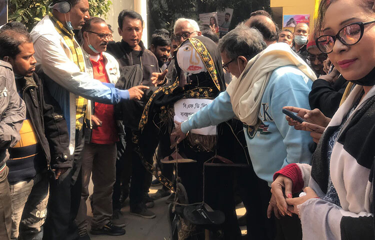 এসময় দেখা যায় এমডির কুশপুতুলের গায়ে কালো শাড়ি ও গলায় ঝুলছিল জুতার মালা। এসময় এফডিসির এমডি কর্মস্থলে উপস্থিত ছিলেন। তিনি আজ সাংবাদিকদের কাছে তার বিরুদ্ধে আনীত সব অভিযোগ ভিত্তিহীন বলে দাবি করেন। ছবি: রিফাত কবির