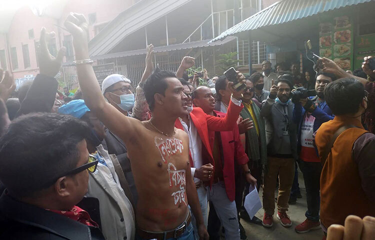 এদিকে মিটিংয়ের এক ঘণ্টা আগেও খবর পাওয়া যায় শিল্পী সমিতির কার্যালয় তালা মারা। দুজন পিয়নের কাউকে পাওয়া যাচ্ছে না। তাদের মুঠোফোনও বন্ধ। ছবি: লিমন আহমেদ