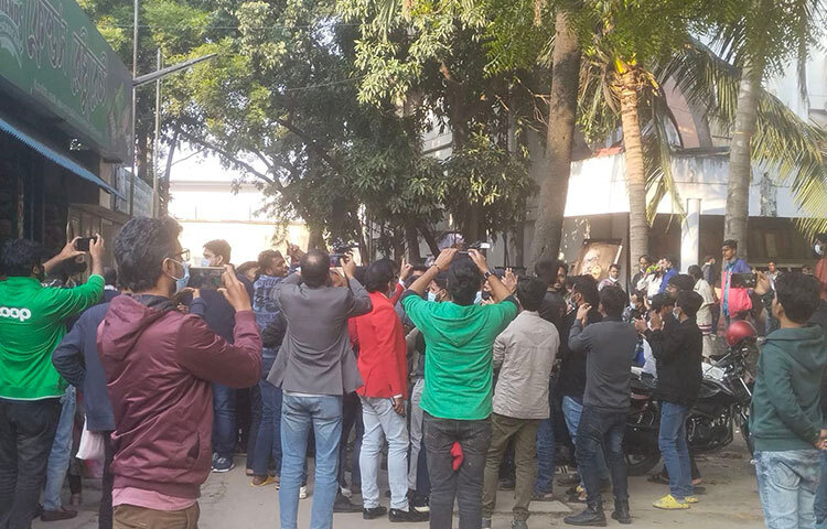 এ প্রসঙ্গে জায়েদ খানের কাছে জানতে চাইলে তিনি গণমাধ্যমে বলেন, ‘আজ সরস্বতী পূজা। এমনিতেই সমিতি বন্ধ। আজ পিয়নদের ছুটি। তাই হয়তো তাদের পাওয়া যাচ্ছে না।’ ছবি: লিমন আহমেদ