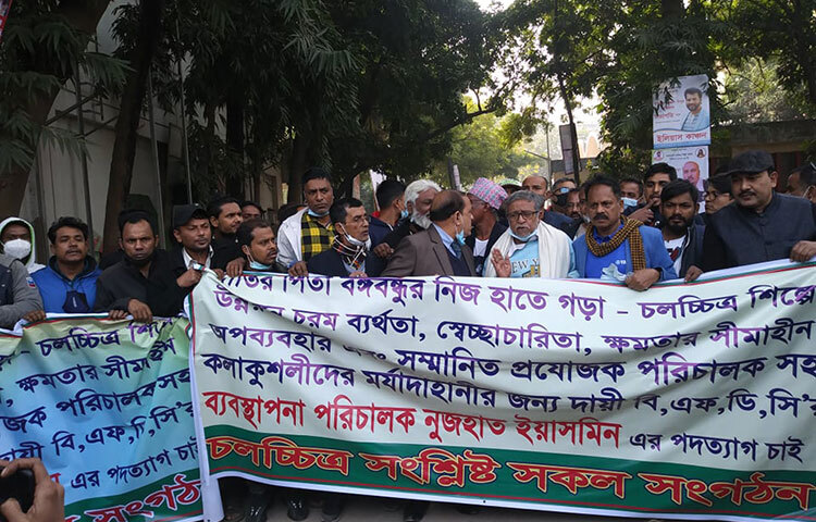 পরিচালক নেতা এস এ হক অলিক বলেন, ‘আমরা এমন এমডি দিয়ে কী করবো? তিনি কতগুলো যন্ত্রপাতি এনে ফেলে রেখেছেন। তার একটা লোকও আমাদের কাজে আসে না। তিনি চলচ্চিত্রের মানুষদের অপমান করেছেন একটা নির্বাচনকে কেন্দ্র করে। তার উদ্দেশ্যটা কী আমরা জানতে চাই।’ ছবি: রিফাত কবির