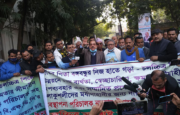 পরিচালক নেতা বদিউল আলম খোকন বলেন, ‘প্রযোজকরা টাকা লগ্নি করে বলে আমরা পরিচালকরা সিনেমা বানাই। আর পরিচালকরা সিনেমা বানাই বলেই এফডিসি সচল থাকে। আপনি বেতন পান। আর সেই প্রযোজক-পরিচালকদের আপনি অপমান করেছেন। গেটের বাইরে সারাদিন বসিয়ে রেখেছেন। ছবি: রিফাত কবির