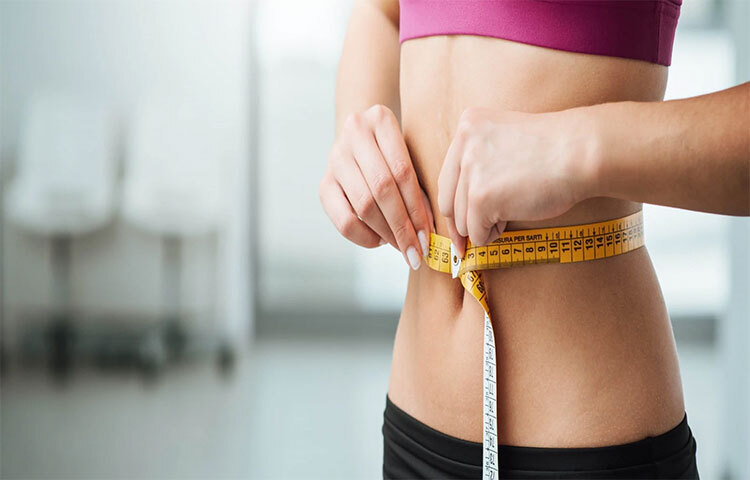 ওজন কমানোর জন্য প্রয়োজন সঠিক ডায়েট এবং ওয়ার্কআউট রুটিন। অল্প সময়ের মধ্যে ওজন কমনোর লক্ষ্যমাত্রা পূর্ণ করতে গেলে অনেক পছন্দের খাবার ছেড়ে দিতে হয়। কারণ সেগুলো ওজন বাড়িয়ে দিতে পারে। বরং তার পরিবর্তে এমন কিছু বেছে নিতে হবে যা খেতেও ভালো কিন্তু ওজন বাড়ায় না। ছবি: সংগৃহীত