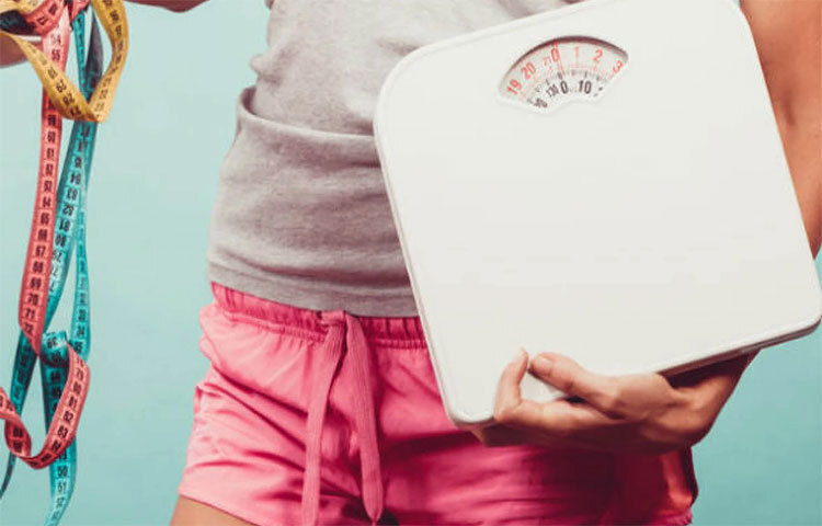 মিষ্টি দেওয়া সোডা জাতীয় পানীয়: চিনি যুক্ত বা মিষ্টিযুক্ত যে কোনো কিছু স্বাস্থ্যের জন্য ক্ষতিকর এবং ক্যালোরিতে পরিপূর্ণ। স্বাভাবিকভাবেই, এটি ওজন বাড়ায়, যা স্থূলতা এবং অন্যান্য স্বাস্থ্য সমস্যায় মূল কারণ হয়ে দাঁড়ায়। অতএব, মিষ্টিযুক্ত পানীয় পান করার পরিবর্তে, ডিটক্স পানীয়, গ্রিন টি এবং সবচেয়ে গুরুত্বপূর্ণভাবে পানি পান করতে হবে। ওজন কমানোর লক্ষ্যে টিকে থাকার সর্বোত্তম উপায় হলো হাইড্রেটেড থাকা। প্রচুর পরিমাণে পানি পান করতে হবে যাতে পূর্ণতা অনুভব করা যায়। ছবি: সংগৃহীত