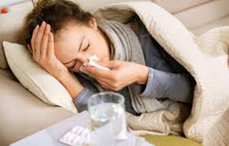 চিকিৎসকের সঙ্গে যোগাযোগ রাখুন ফোনের মাধ্যমে। সাধারণত গরম পানির ভেপার নিলে, হালকা প্যারাসিটামল বা অ্যান্টি অ্যালার্জিক খেলেই এই সমস্যা দু’-একদিনে কমে যাওয়ার কথা। তা না হলে চিকিৎসকের শরণাপন্ন হতেই হবে। তবে এই সময়টা নিজেকে একটা ঘরে রাখা উচিত। তাহলেই সংক্রমণ ঠেকানো সম্ভব।