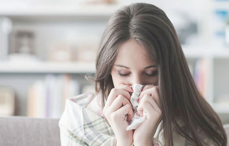 মনে রাখবেন, এই পরিস্থিতিতে উদ্বিগ্ন হওয়াটা স্বাভাবিক। আপনি কাশি দিলেও অন্যরা সন্দেহের চোখে তাকাবে। তার চেয়েও বড় কথা, রোগটা আরও বিরাট আকার ধারণ করবে কি না, সে সম্পর্কে নিশ্চিত হয়ে কিছু বলা যাচ্ছে না। তাই সতর্ক থাকা ভালো, তবে অযথা আতঙ্কিত হয়েও লাভ নেই।