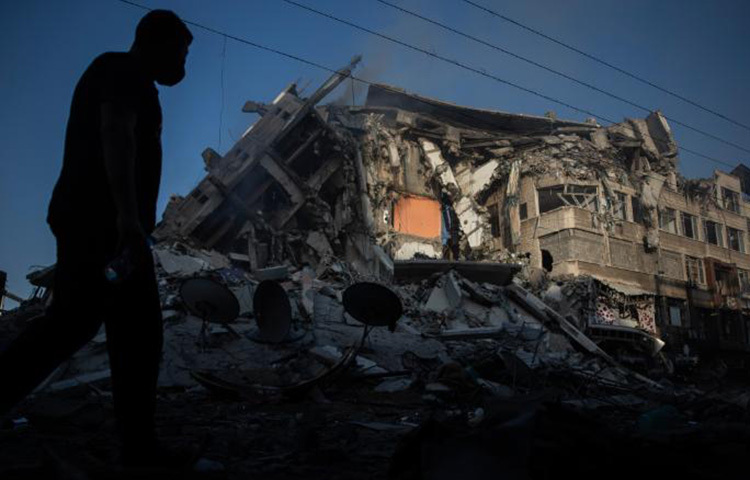 ইসরাইলের বোমা হামলায় ফিলিস্তিনের একটি বহুতল ভবন মুহূর্তেই ধ্বংস হয়ে গেছে। ছবি: সিএনএন