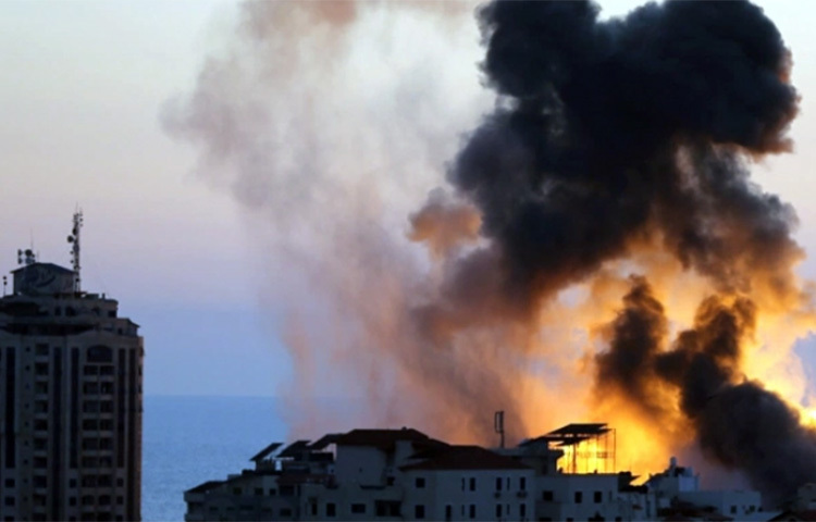 দাউদাউ করে জ্বলছে একটি বাড়ি। এভাবেই ফিলিস্তিনিদের আবাসস্থল ধ্বংস করা হচ্ছে। ছবি: সংগৃহীত