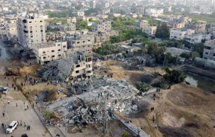 গাজা উপত্যকায় ফিলিস্তিনিদের বসতিতে ইসরায়েলি বিমান হামলায় ধ্বংসস্তূপে পরিণত হয়েছে একটি ভবন। ছবি: রয়টার্স