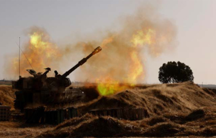 গাজার বেসামরিক এলাকা লক্ষ্য করে গোলা বর্ষণ করছে ইসরায়েলি সামরিক বাহিনীর একটি আর্টিলারি ইউনিট। ছবি: রয়টার্স