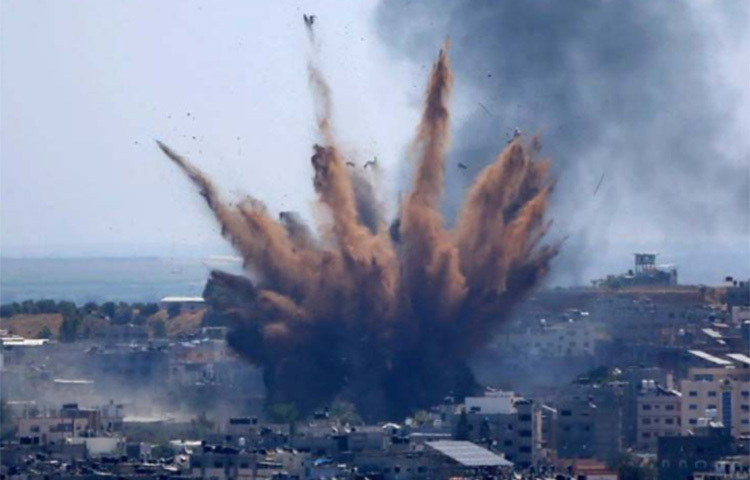 গাজা শহরে ইসরায়েলি বিমান হামলার পর ধোঁয়ার কুণ্ডলী। ছবি: এপি