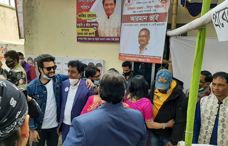 নায়ক ইমন ভোট দিতে এসে অন্যান্য শিল্পীদের সাথে আনন্দমুখর পরিবেশে কথা বলছেন। ছবি: লিমন আহমেদ
