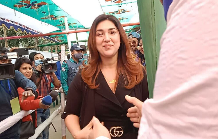 দুপুর ১টার সময় ভোট দিতে আসেন অপু বিশ্বাস। ভোট দিতে এসে তিনি বলেন, ‘আজ এফডিসিতে প্রবেশ করে খুব শান্তি পেয়েছি। শুধু শিল্পী আর সাংবাদিক ভাই-বোনেরা আছেন। শান্তিপূর্ণ নির্বাচন। আরামে ভোট দিয়েছি।’ ছবি: লিমন আহমেদ