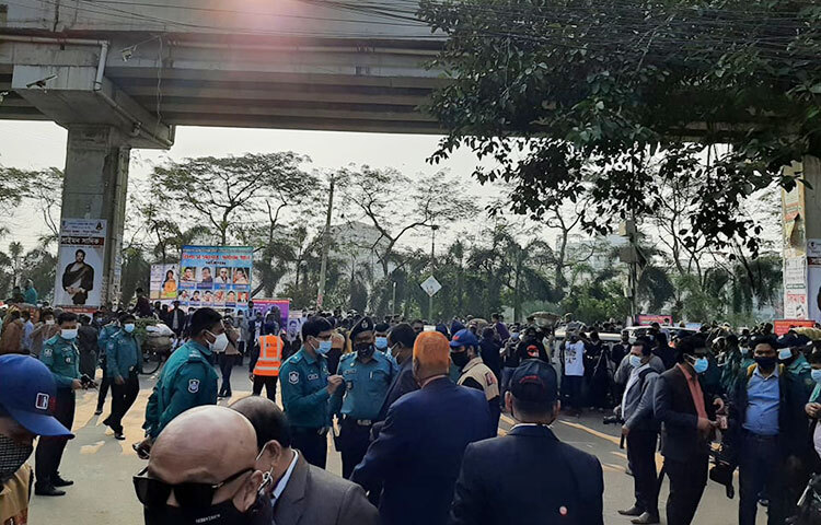 ভোটগ্রহণ উপলক্ষে বাংলাদেশ চলচ্চিত্র উন্নয়ন করপোরেশন (বিএফডিসি) এলাকায় পুলিশ সদস্যরা নিরাপত্তার দায়িত্ব পালন করছে। ছবি: লিমন আহমেদ