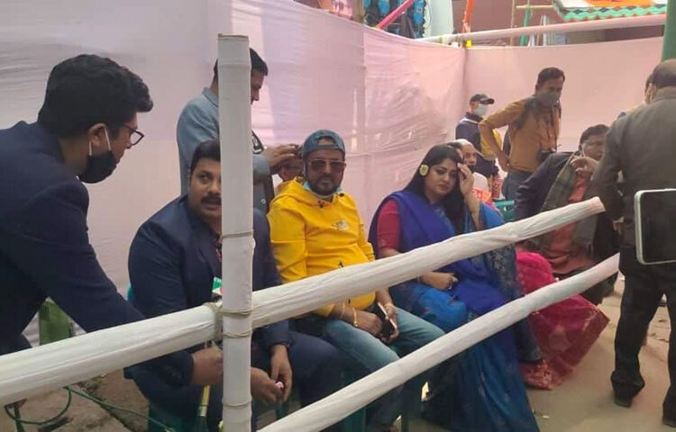 মিশা-জায়েদ প্যানেল থেকে সহ-সভাপতি পদে লড়ছেন অভিনেতা ডিপজল। শুক্রবার সকালে ভোট গ্রহণের শুরুতেই নিজের ভোট দিয়েছেন তিনি। ছবি: লিমন আহমেদ