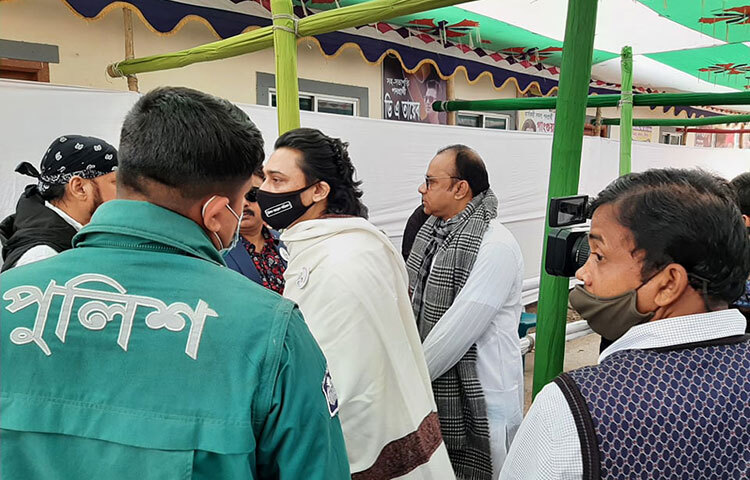 চলচ্চিত্র শিল্পী সমিতির এবারের নির্বাচনে দুটি প্যানেল প্রতিদ্বন্দ্বিতা করছে। যার একটির নেতৃত্ব আছেন ইলিয়াস কাঞ্চন-নিপুণ। অন্য প্যানেলের নেতৃত্বে মিশা সওদাগর-জায়েদ খান। ছবি: লিমন আহমেদ