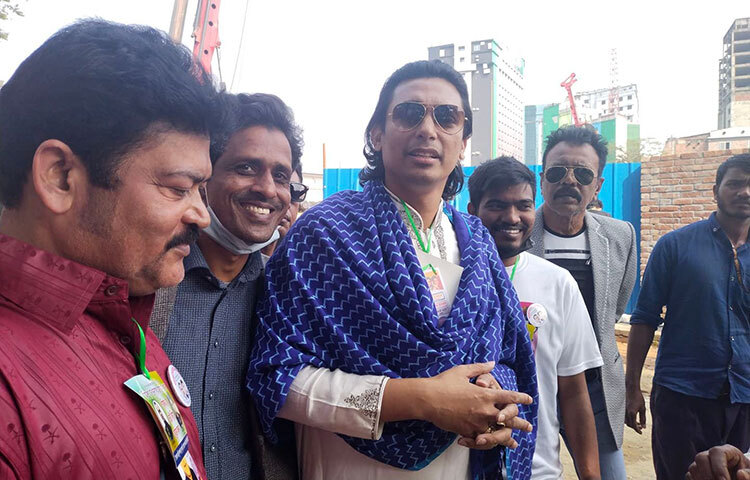 ভোটারদের টাকা দেওয়ার অভিযোগ ওঠে জায়েদ খানের বিরুদ্ধে। তবে তিনি টাকা দেওয়ার অভিযোগ অস্বীকার করেন। ছবি: লিমন আহমেদ