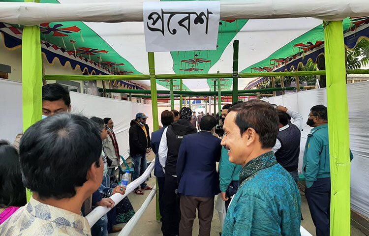 ভোট দেওয়ার জন্য লাইনে দাঁড়িয়ে অপেক্ষায় আছেন শিল্পীরা। ছবি: লিমন আহমেদ