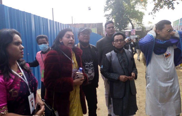 সাধারণ সম্পাদক প্রার্থী জায়েদ খান চাদরের নিচে থেকে ভোট চাওয়ার সময় টাকা দিচ্ছেন জায়েদ, এমন অভিযোগ তুলেছেন আরেক সাধারণ সম্পাদক প্রার্থী নিপুণ। ছবি: লিমন আহমেদ