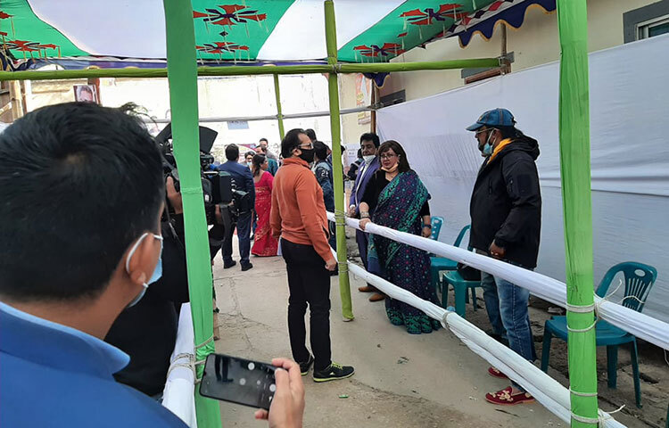 খল অভিনেতা ডিপজল একজনের সঙ্গে কথা বলছেন। ছবি: লিমন আহমেদ